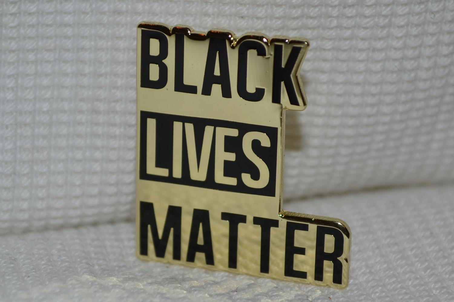 Black Lives Matter m. Emalj Brosch Pin 3cm Ny