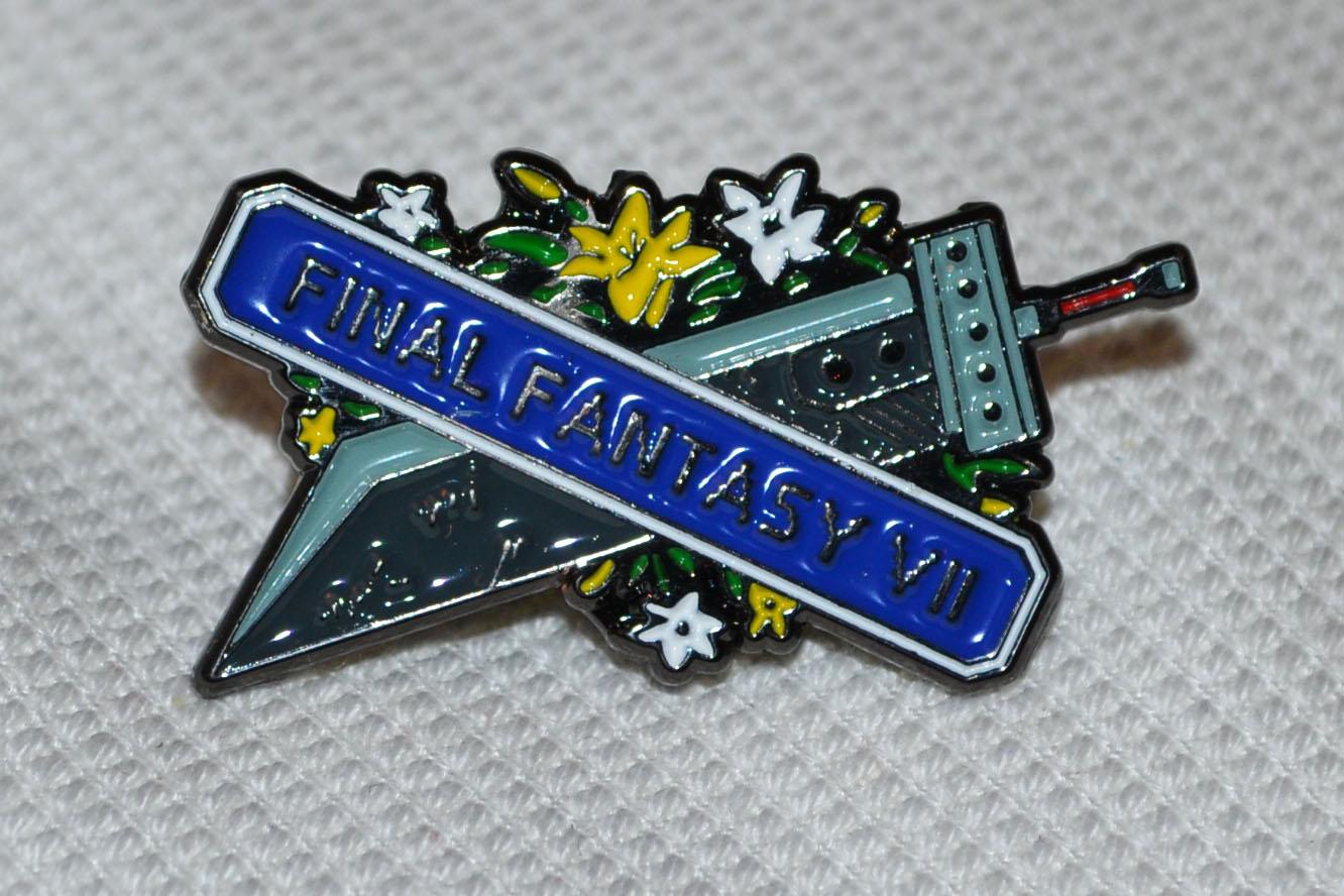 Final Fantasy VII 7 PS1 m. Emalj Brosch Pin 3cm Ny