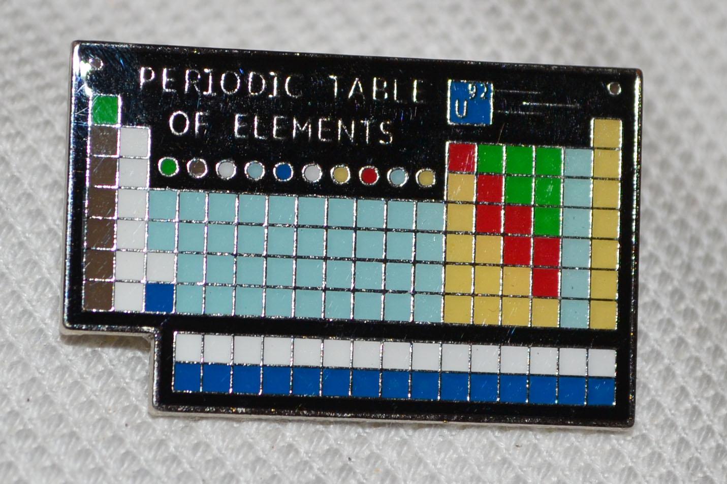 Periodic Table of Elements Kemi m. Emalj Brosch Pin 4cm Ny