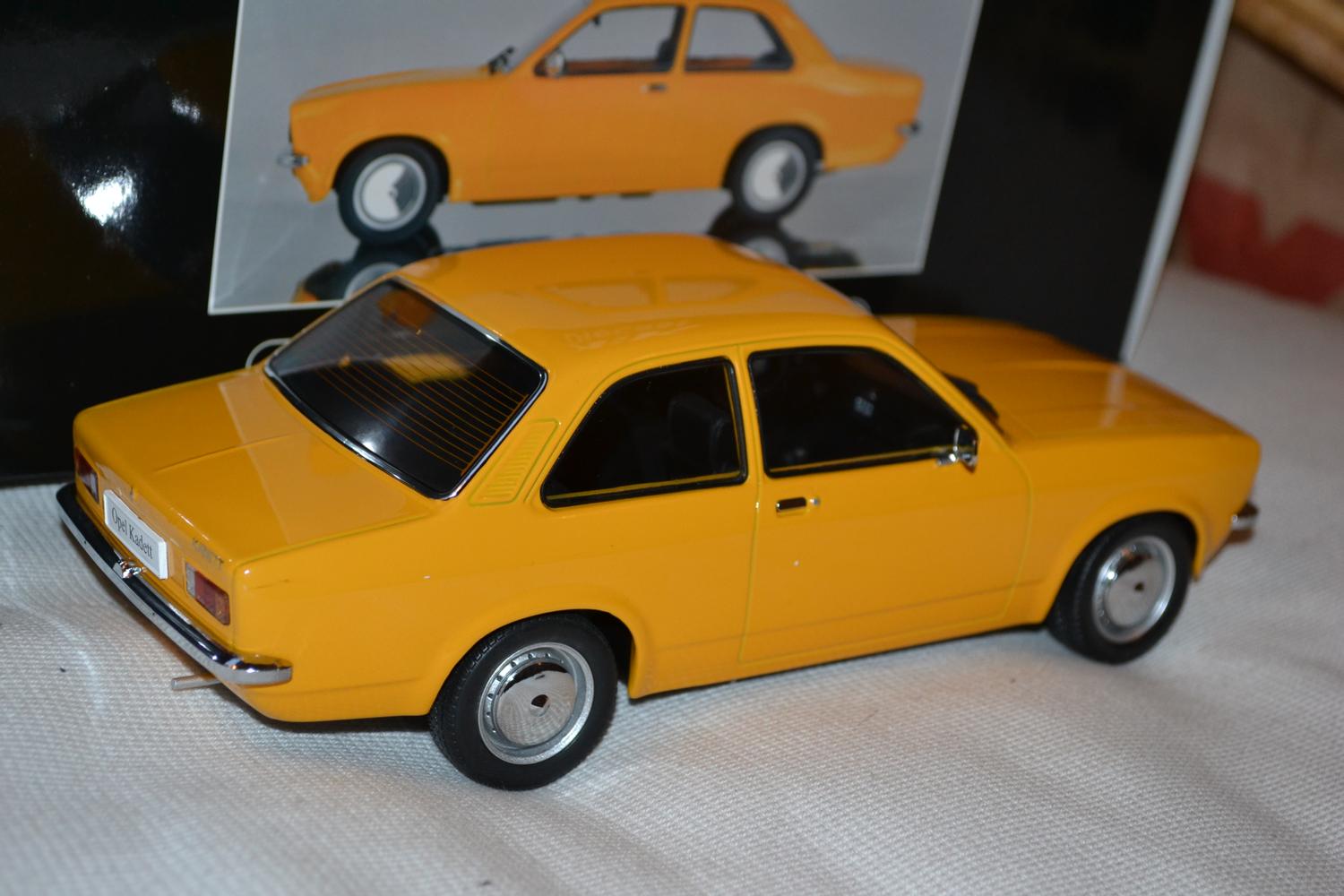 Opel Kadett C Limousine 1972 Gul 1:18 KK Scale 22cm Ny