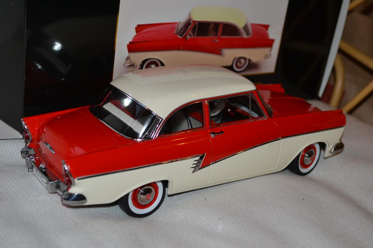Ford Taunus 17M P2 1957 Röd/Vit 1:18 KK Scale 24cm Ny