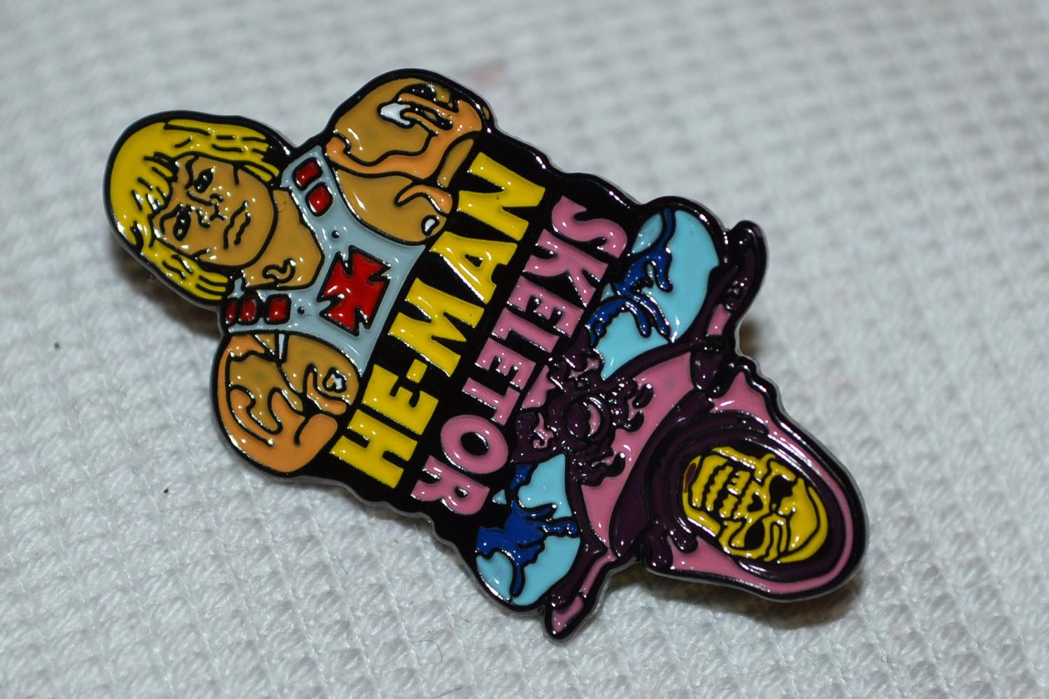 He-Man Skeletor Dubbel m. Emalj Brosch Pin 4cm Ny