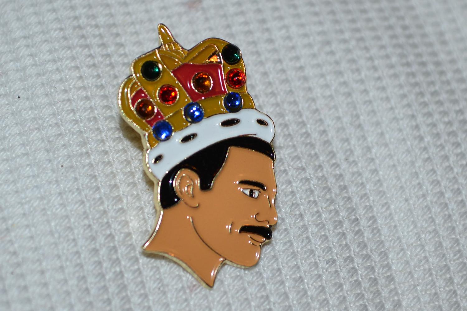 Freddie Mercury Queen Krona Kung m. Emalj Brosch Pin 3cm Ny