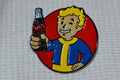 Nuka Cola Fallout Boy Röd m. Emalj Brosch Pin 3cm Ny