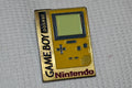 Gameboy Pocket Nintendo Gul m. Emalj Brosch Pin 3cm Ny