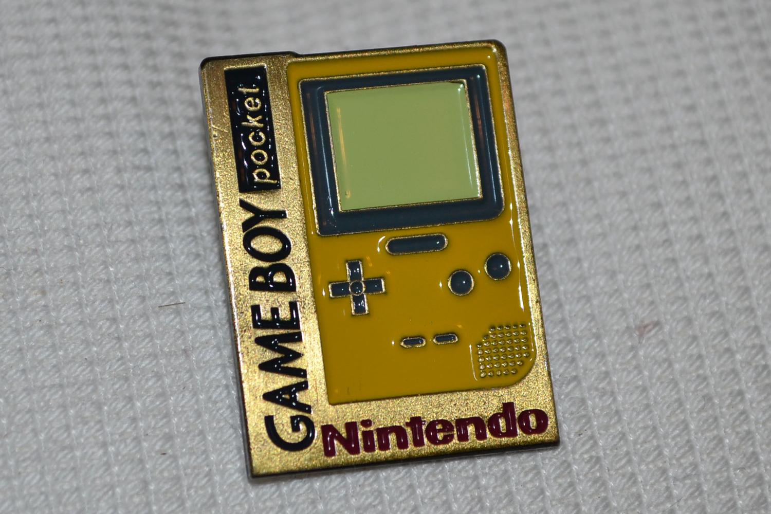 Gameboy Pocket Nintendo Gul m. Emalj Brosch Pin 3cm Ny