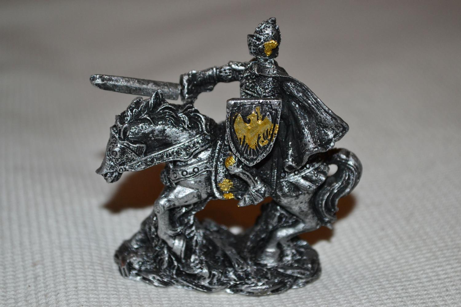 Riddare på Häst Anfallande Figur #6 Medeltid Silver/Svart Puckator 7cm Ny