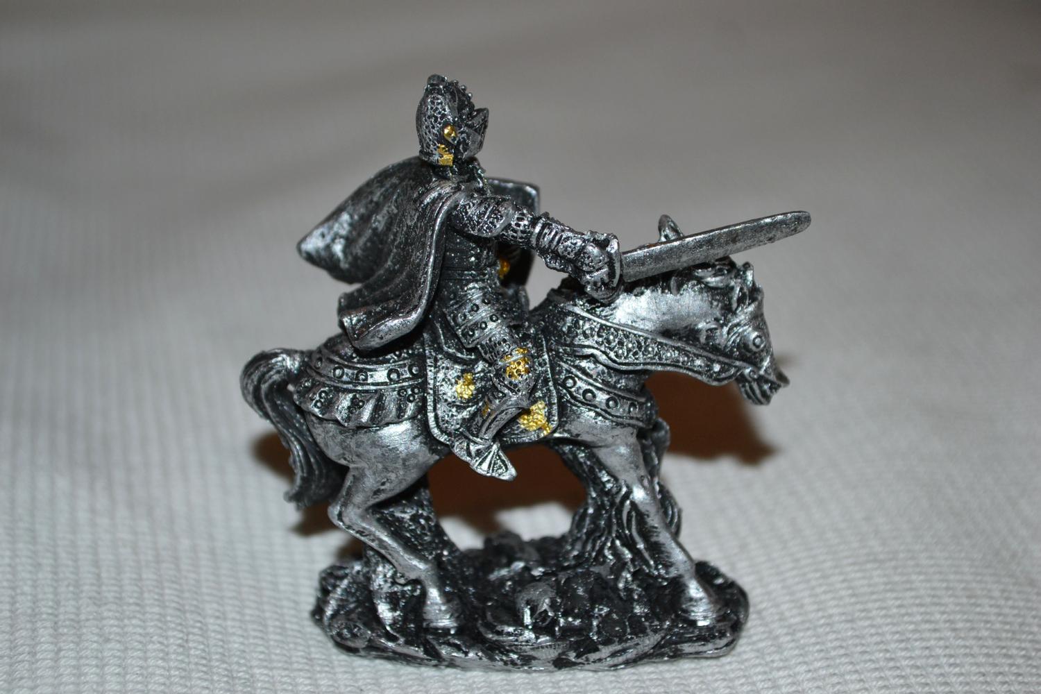 Riddare på Häst Anfallande Figur #6 Medeltid Silver/Svart Puckator 7cm Ny