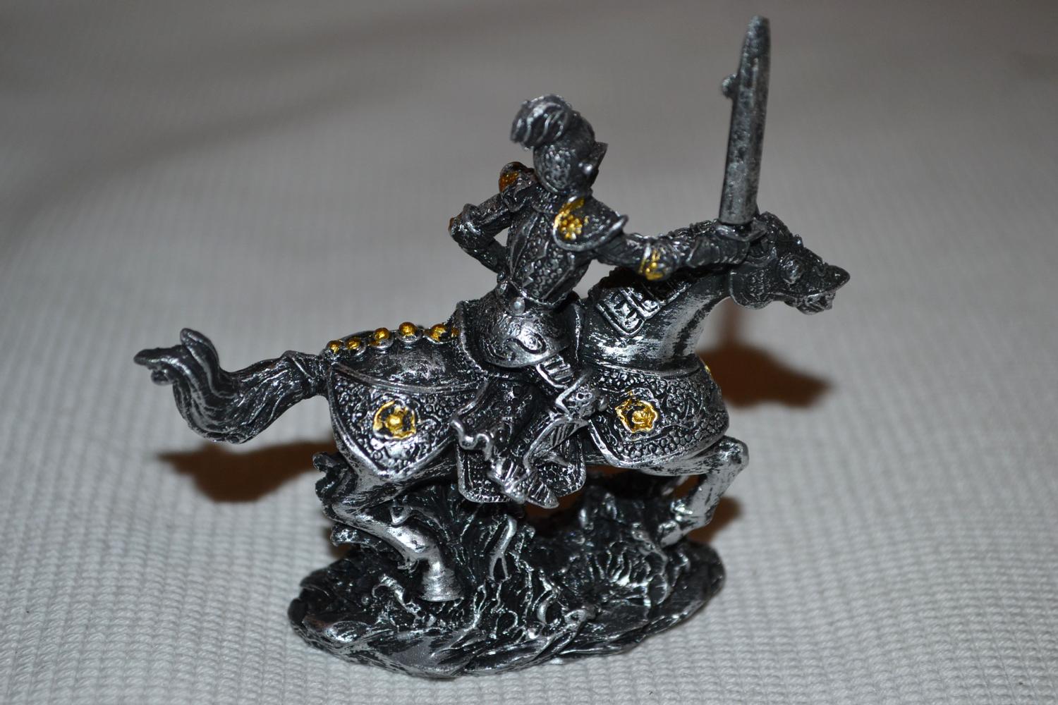 Riddare på Häst Figur #7 Medeltid Silver/Svart Puckator 7cm Ny