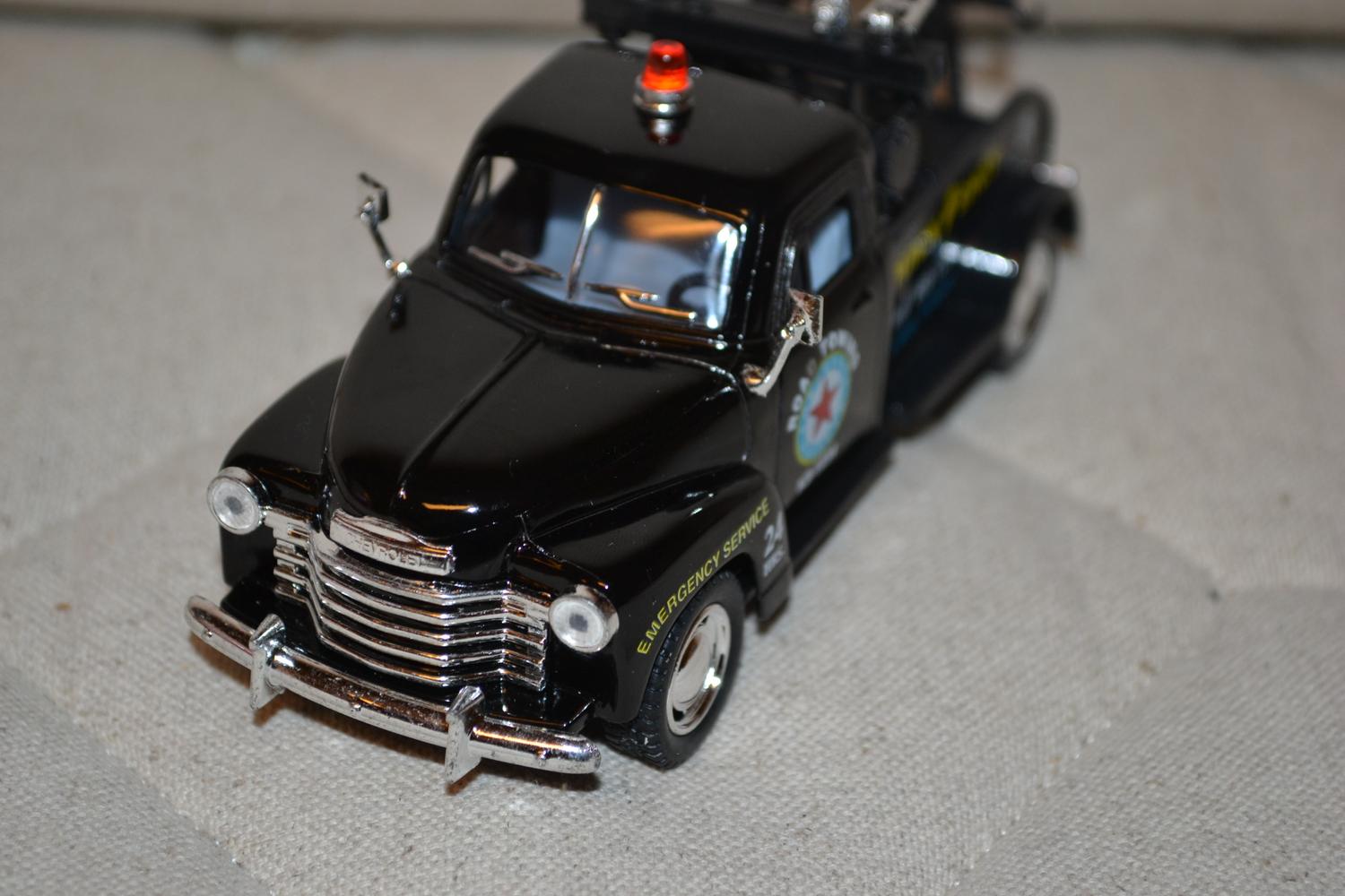 Svart Chevrolet 3100 Bilbärgare 1953 1:38 Kinsmart 14cm Ny