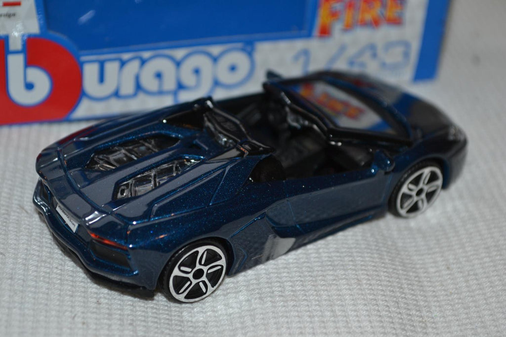 Aventador LP700-4 Roadster Blå 1:43 Burago (Street Fire) 10cm Ny