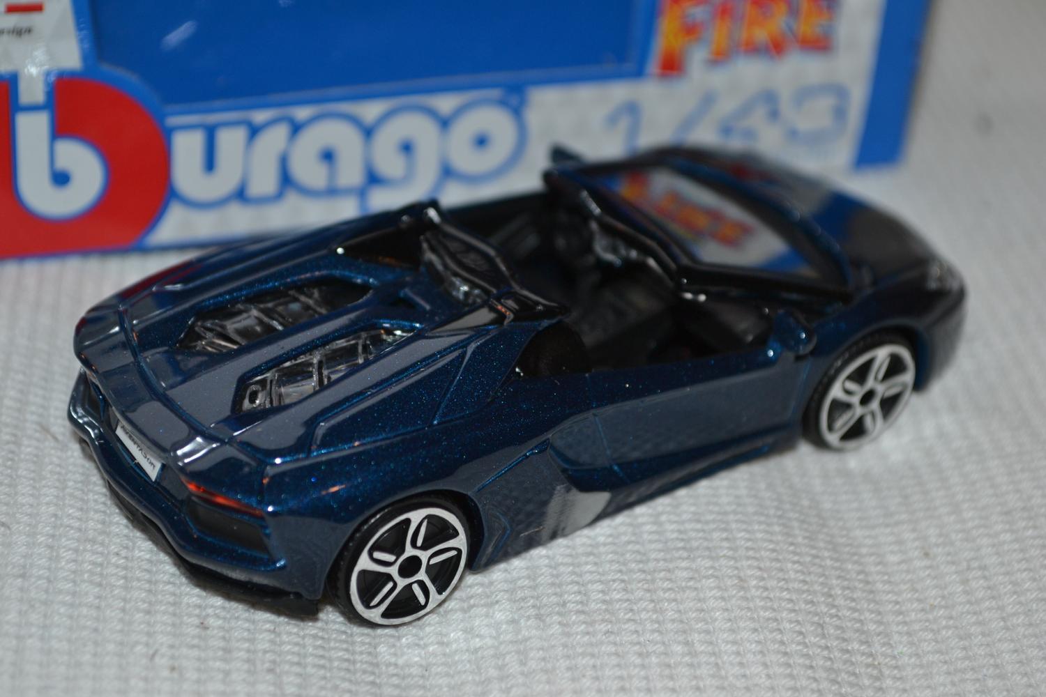 Aventador LP700-4 Roadster Blå 1:43 Burago (Street Fire) 10cm Ny