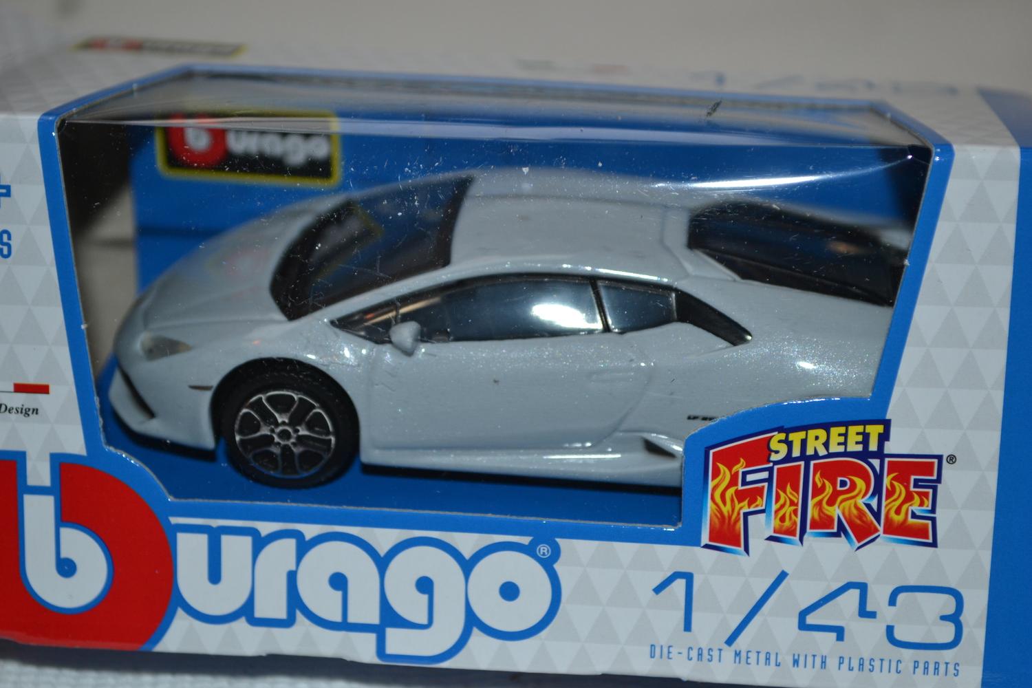 Lamborghini Huracan LP 610-4 Ljusgrå 1:43 Burago (Street Fire) 10cm Ny