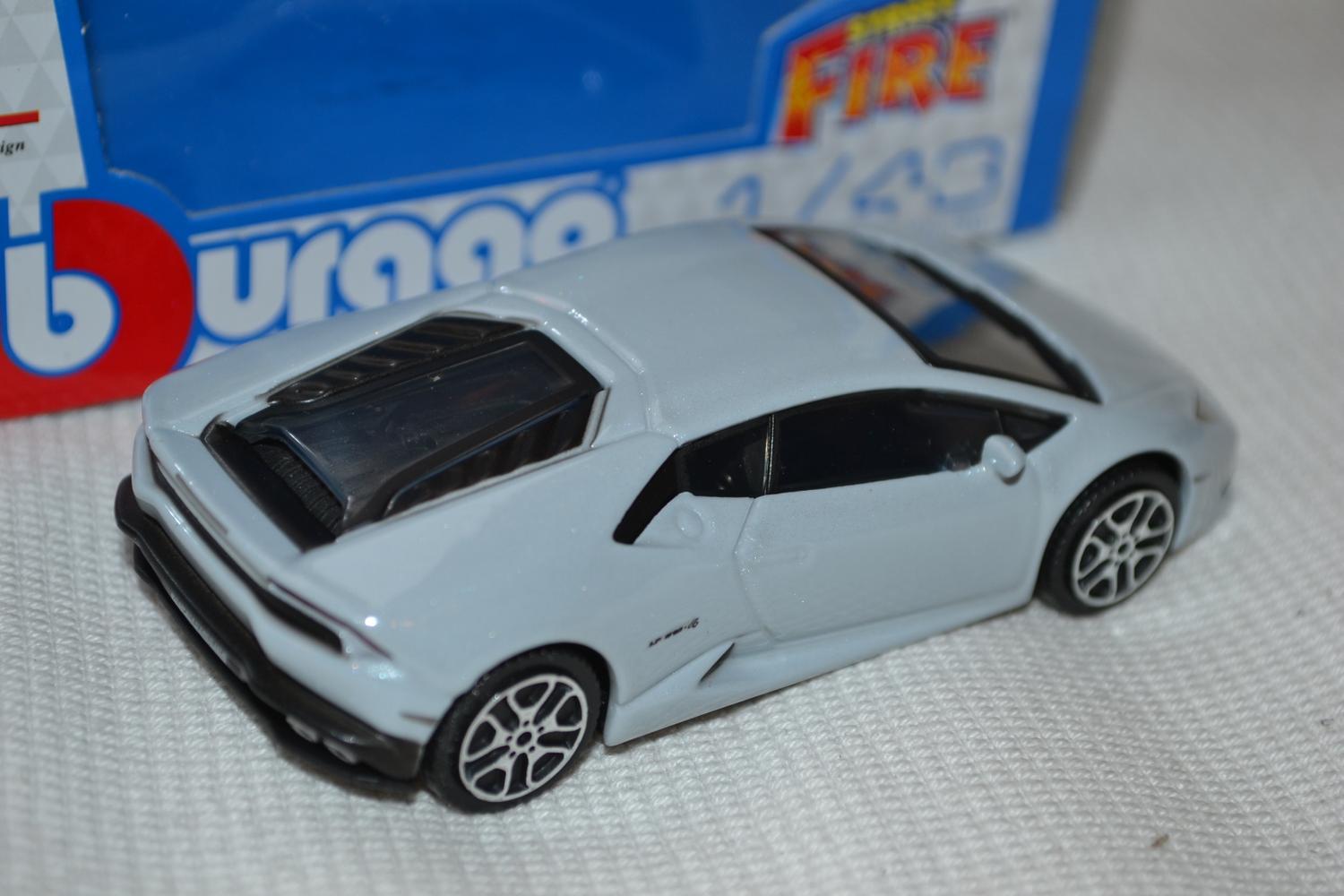 Lamborghini Huracan LP 610-4 Ljusgrå 1:43 Burago (Street Fire) 10cm Ny