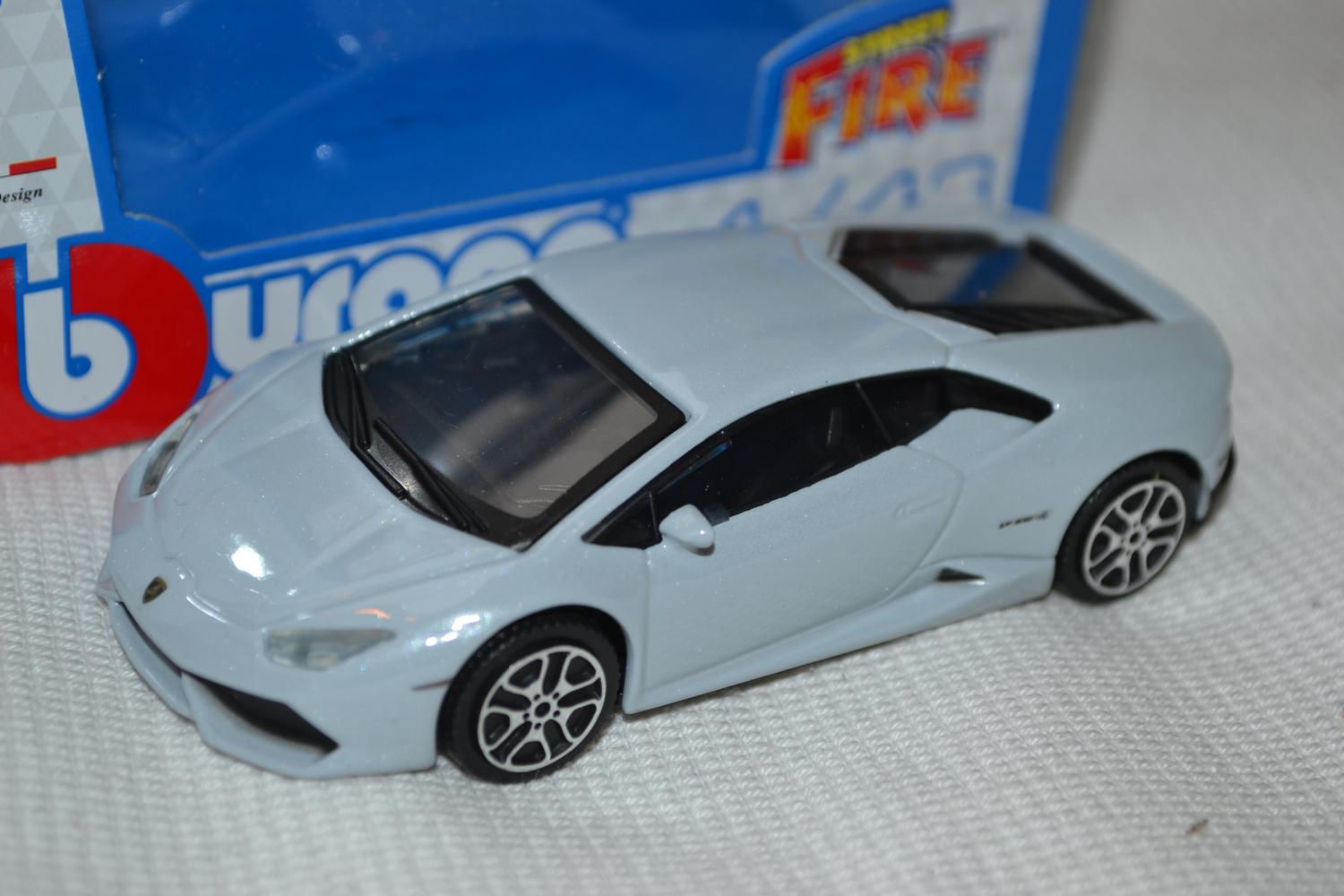 Lamborghini Huracan LP 610-4 Ljusgrå 1:43 Burago (Street Fire) 10cm Ny