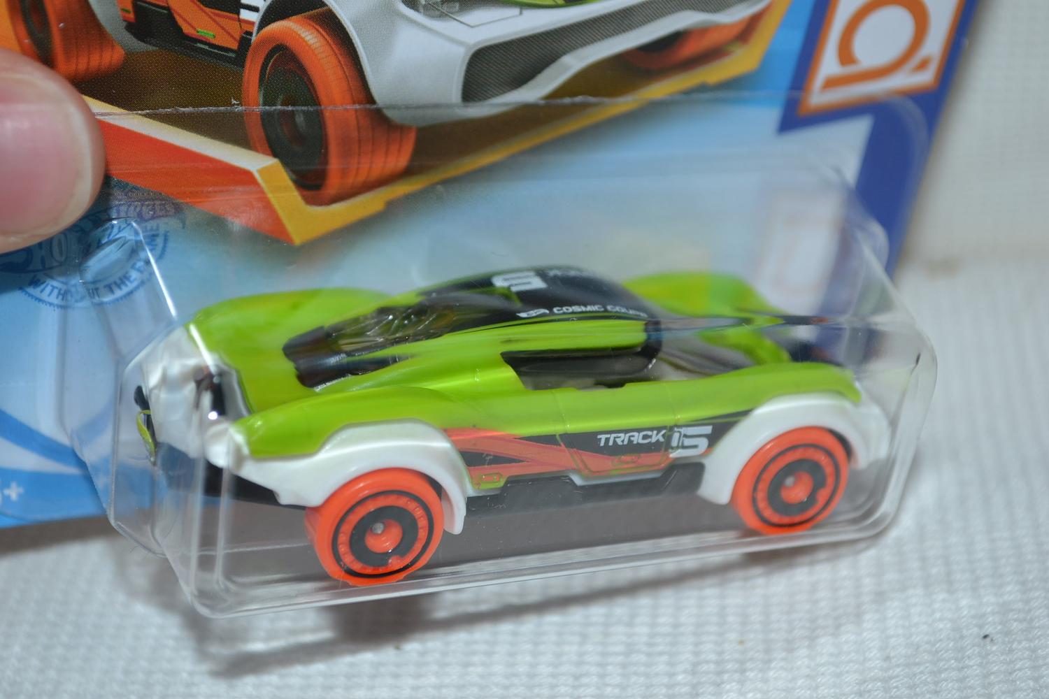 Cosmic Coupe Track Stars Vit/Grön 1:64 Hot Wheels 2021 7cm Ny