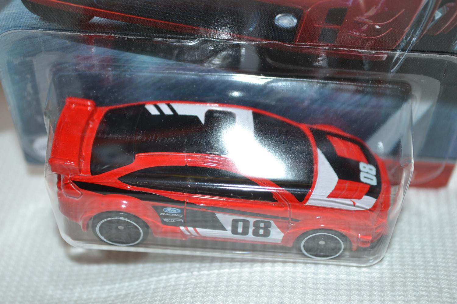 2008 Ford Focus Röd 1:64 Hot Wheels (USA Automotive Theme) 7cm Ny
