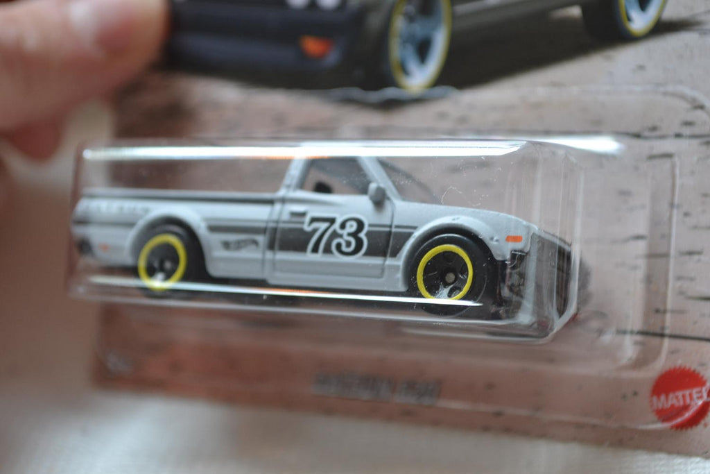 Datsun 620 Grå 1:64 Hot Wheels (Pick-Ups USA) 7cm Ny