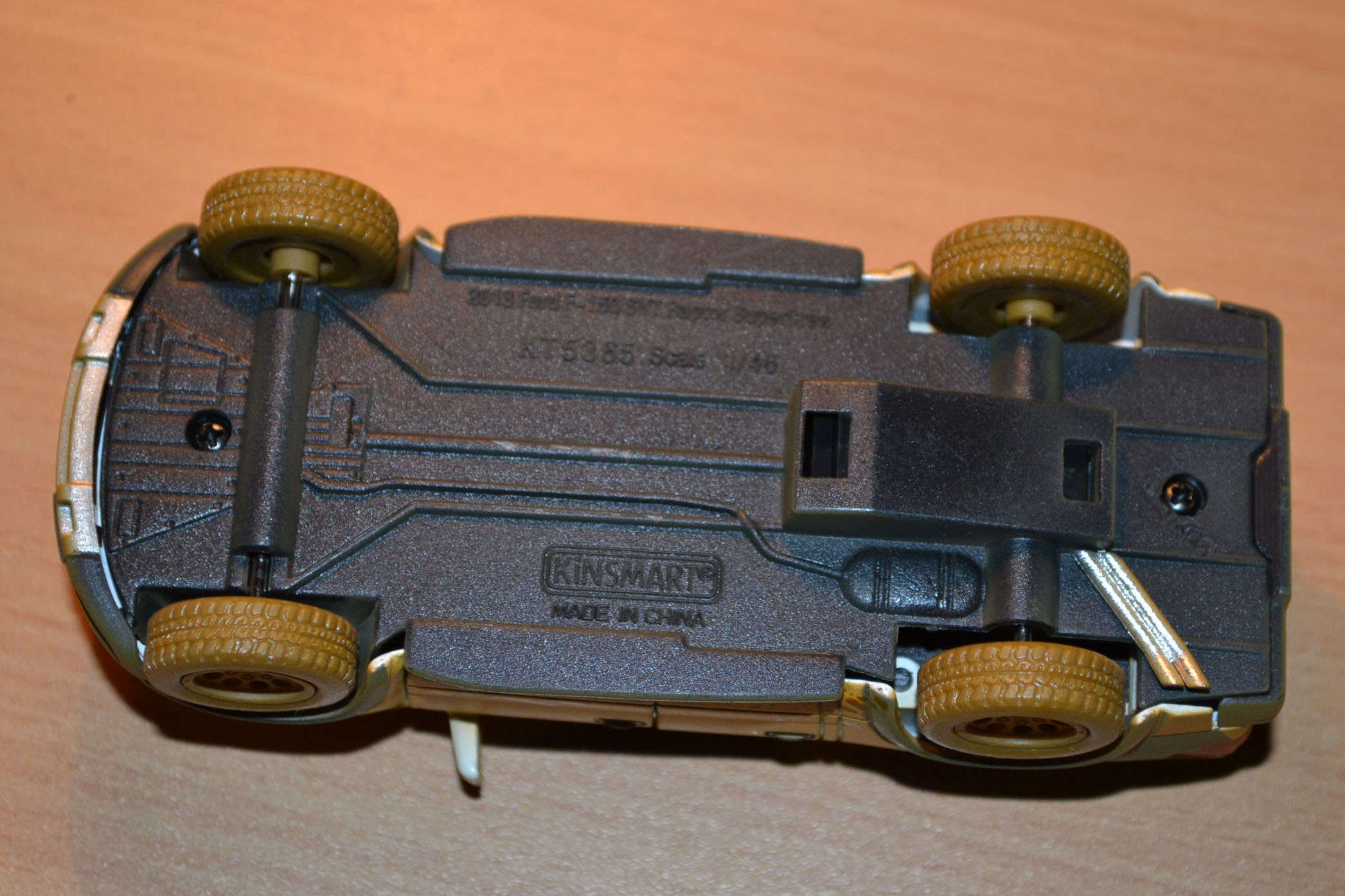 Ford F-150 SVT Raptor SuperCrew Vit 1:46 Kinsmart (Smutsig, lera) 13cm Ny