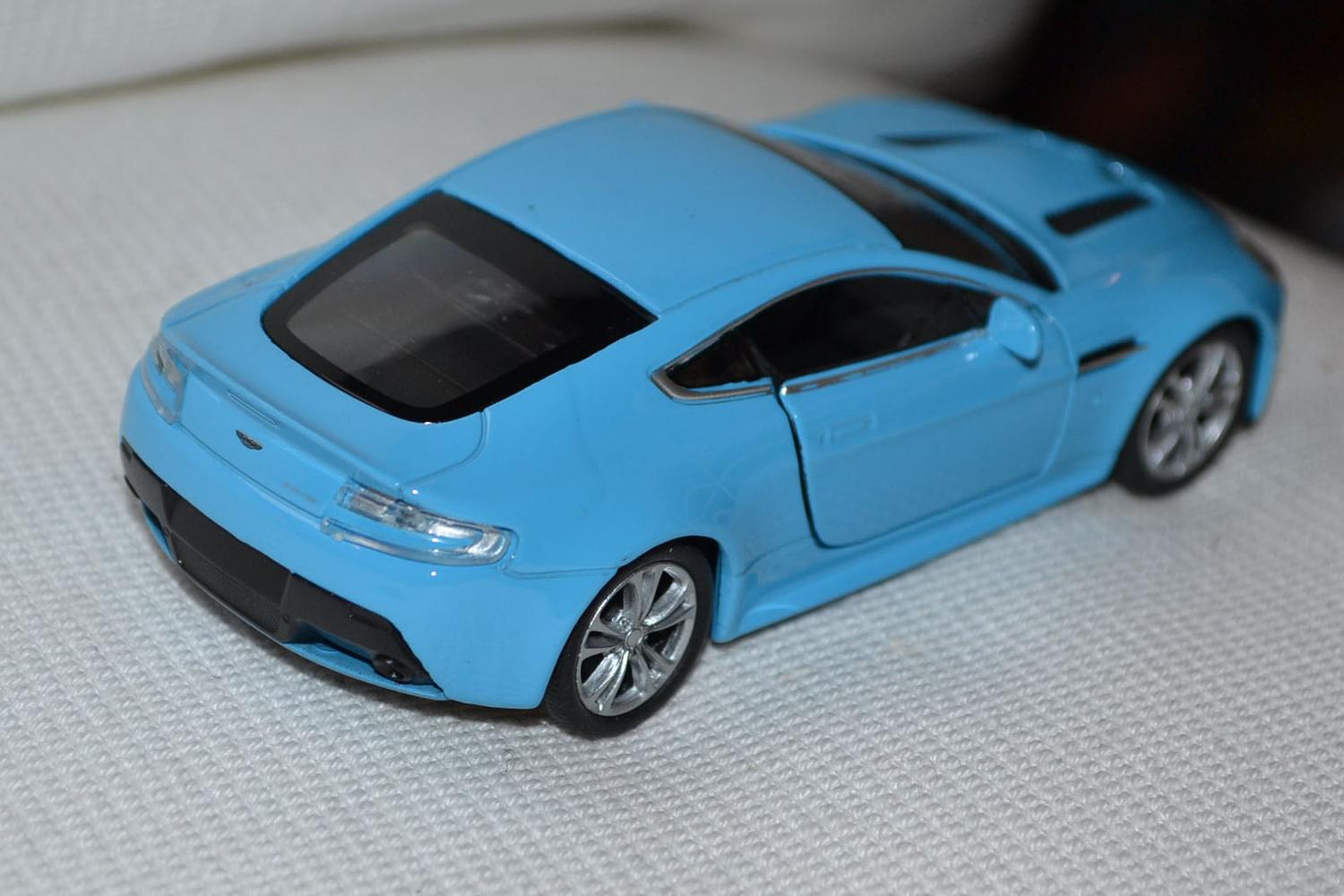 Aston Martin V12 Vantage Ljusblå 1:34-1:38 Welly 11cm Pullback Ny