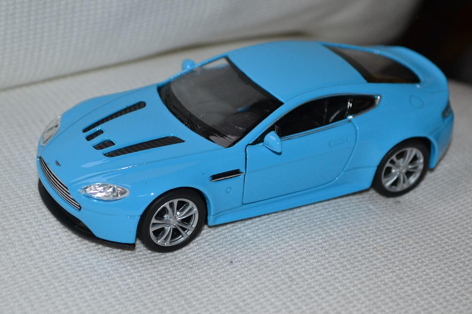 Aston Martin V12 Vantage Ljusblå 1:34-1:38 Welly 11cm Pullback Ny