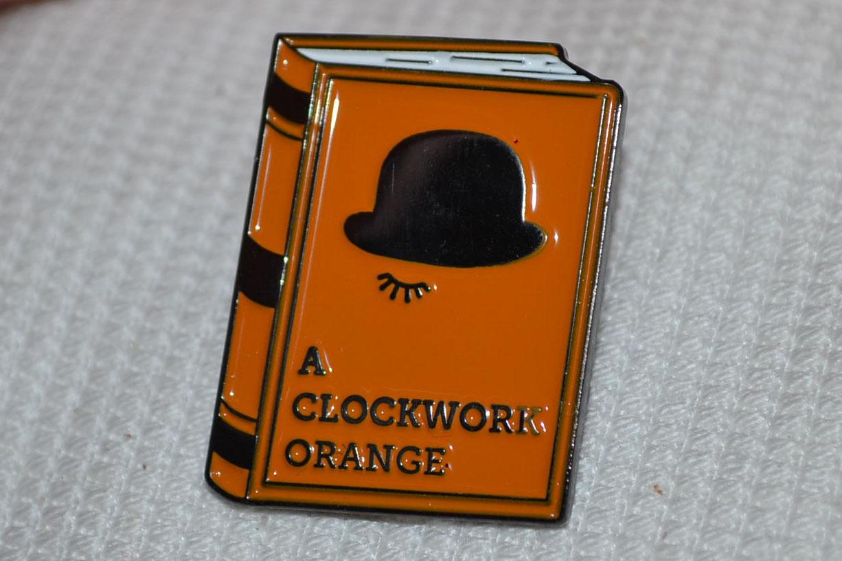 A Clockwork Orange Bok Orange m. Emalj Brosch Pin 3cm Ny