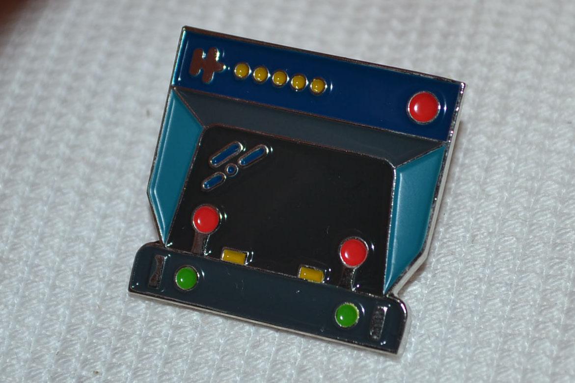 Arkadmaskin Retro m. Emalj Brosch Pin 3cm Ny