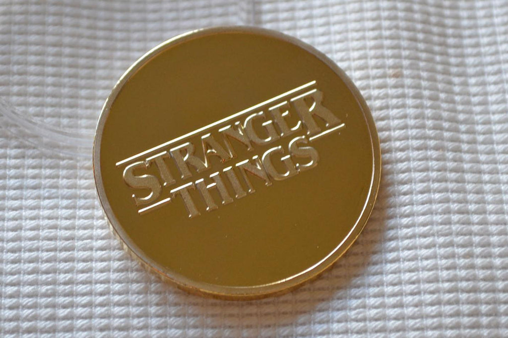 Mynt Stranger Things 4cm Guldplätering Ny
