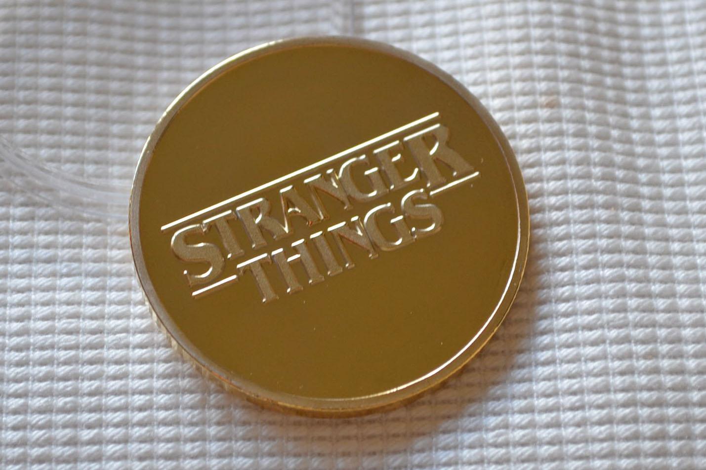 Mynt Stranger Things 4cm Guldplätering Ny