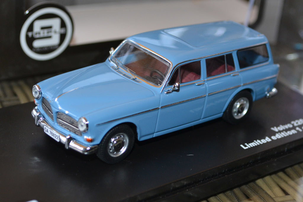Volvo 220 Amazon fr. 1966 1:43 Triple 9 Collection Blå/Grå m