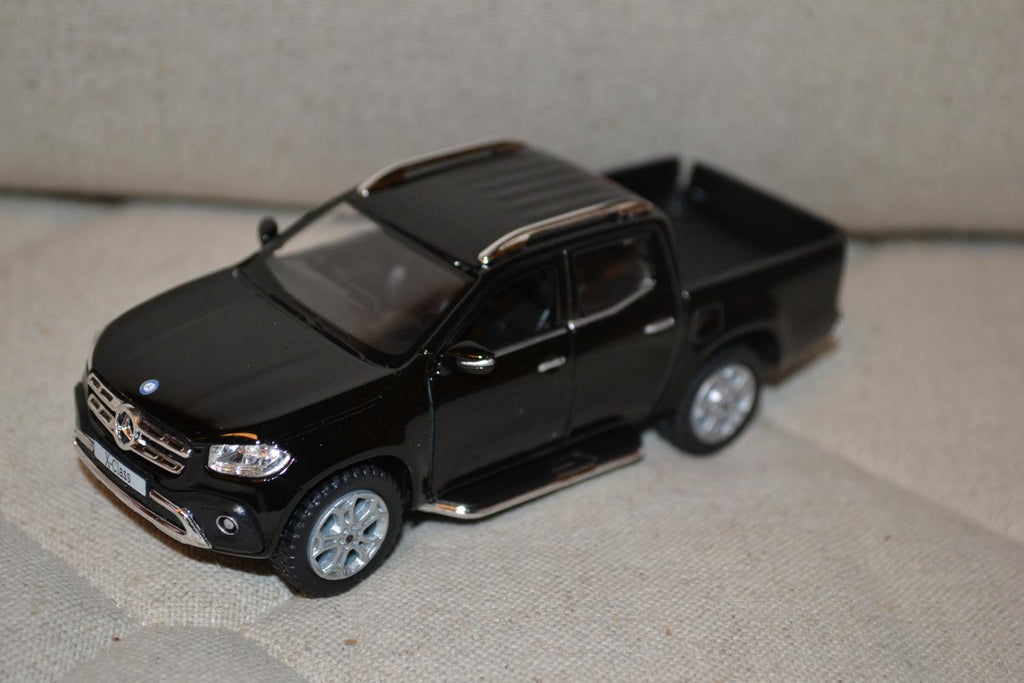 Svart Mercedes Benz X-Class Pickup 1:42 Kinsmart 12cm Ny