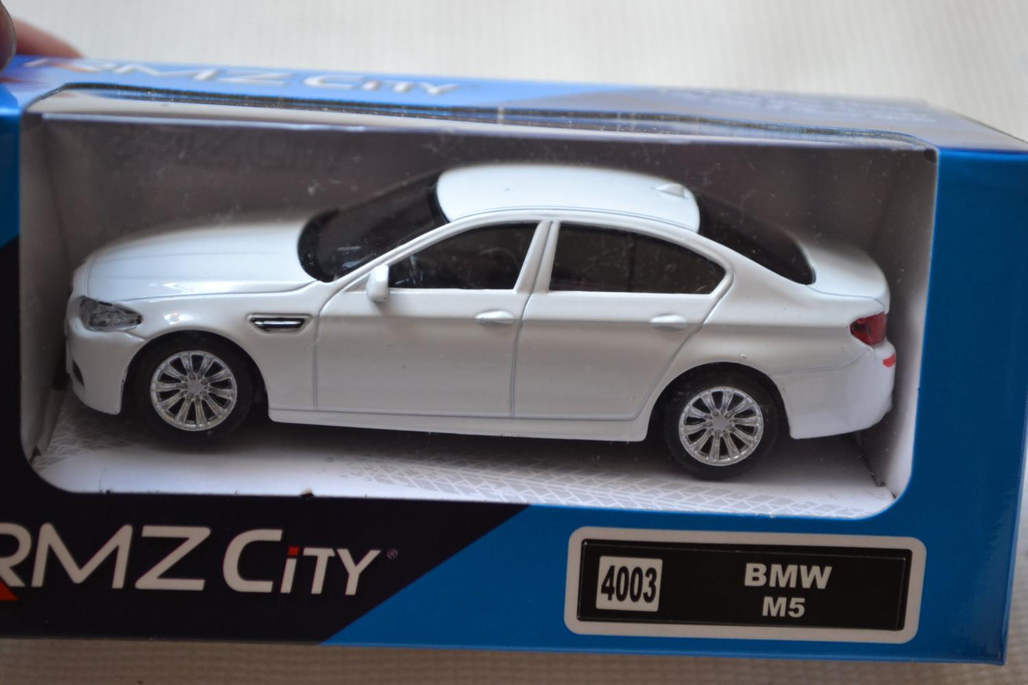 BMW M5 Vit 1:43 RMZ Zity 10cm Ny