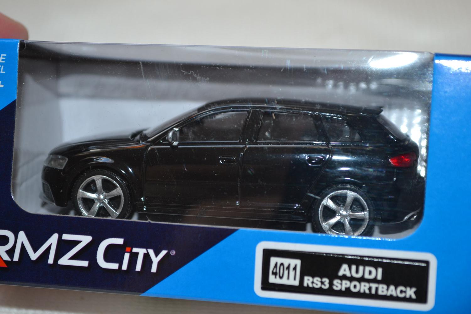 Audi RS3 Sportback Svart 1:43 RMZ Zity 10cm Ny