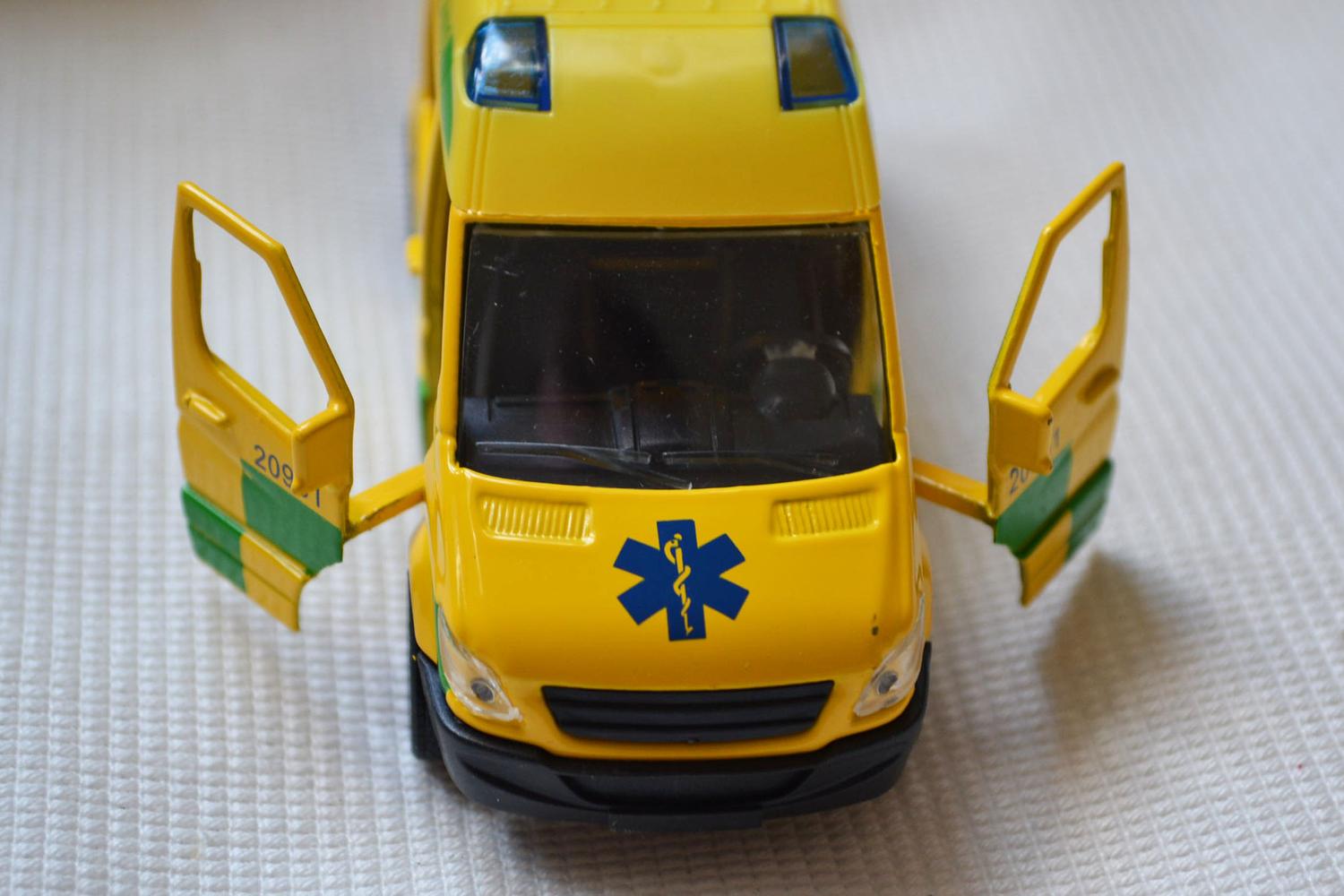 Ambulans Svensk Utryckningsfordon 11cm (Pullback, Dörrar) Ny