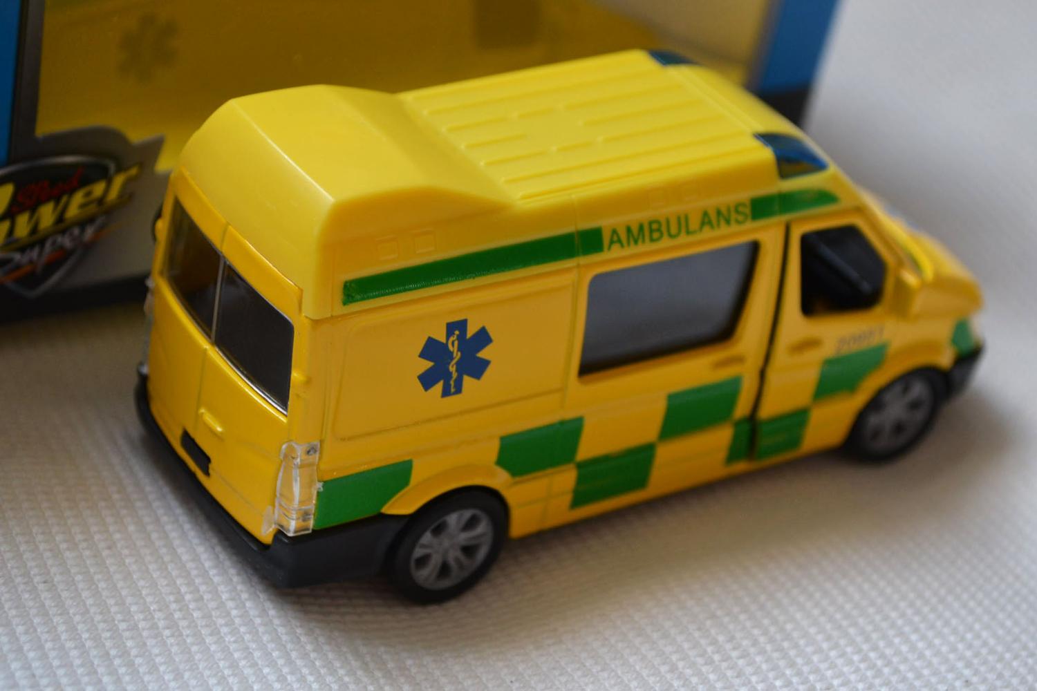 Ambulans Svensk Utryckningsfordon 11cm (Pullback, Dörrar) Ny