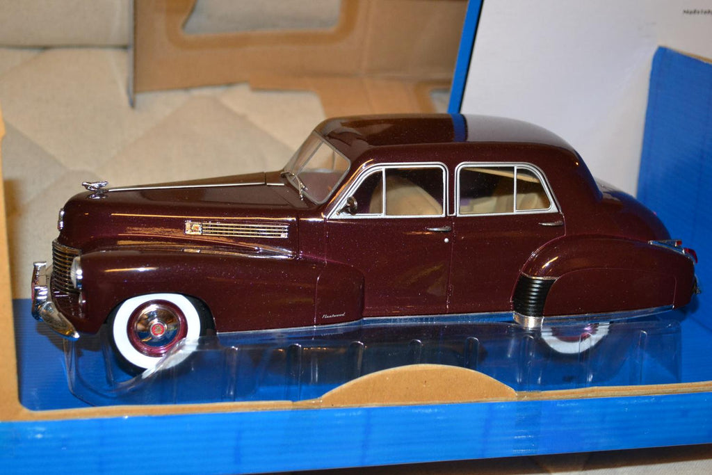 Cadillac Fleetwood Series 60 Brun 1941 1:18 MCG 29cm Trasigt Innertak Ny