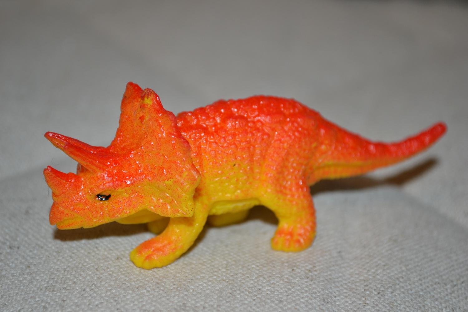 Triceratops Röd Dinosaurie Gummi 9cm Ny
