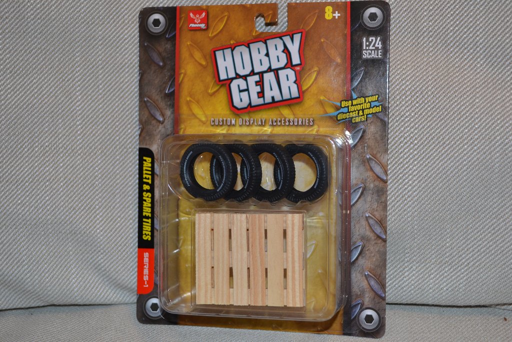 4st Reservdäck + Pall 1:24 (Hobbygear) TIllbehör, Hobby Ny