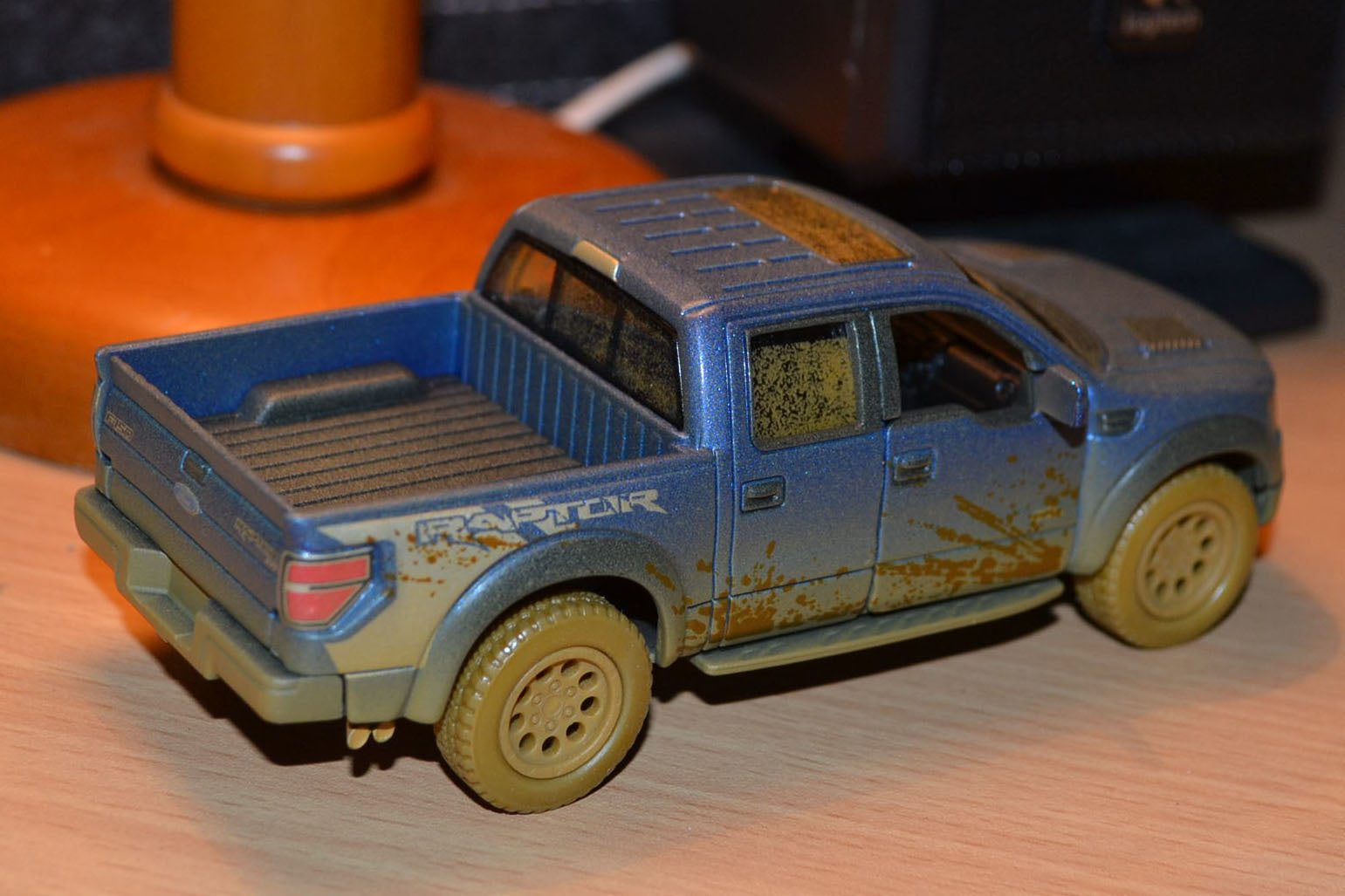 Ford F-150 SVT Raptor SuperCrew Blå 1:46 Kinsmart (Smutsig, lera) 13cm Ny