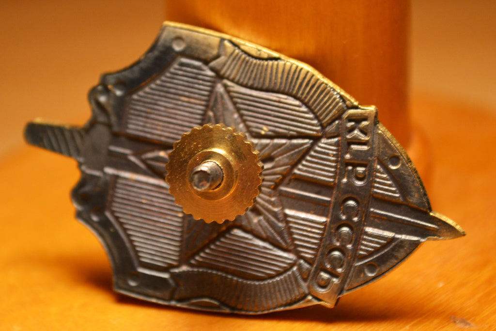 KGB Bricka, Brons m. Emalj Röd, Pin Brosch 5*3cm Ny