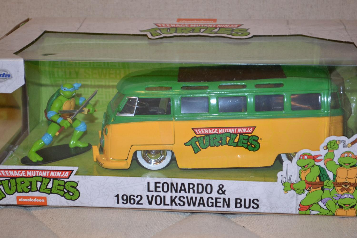 1962 Volkswagen Folkbuss T1 TMNT m. Figur 1:24 Jada 20cm Ny