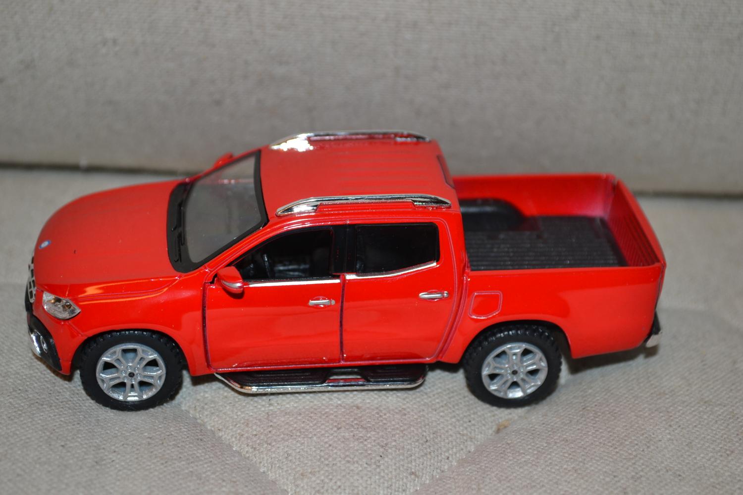 Röd Mercedes Benz X-Class Pickup 1:42 Kinsmart 12cm Ny