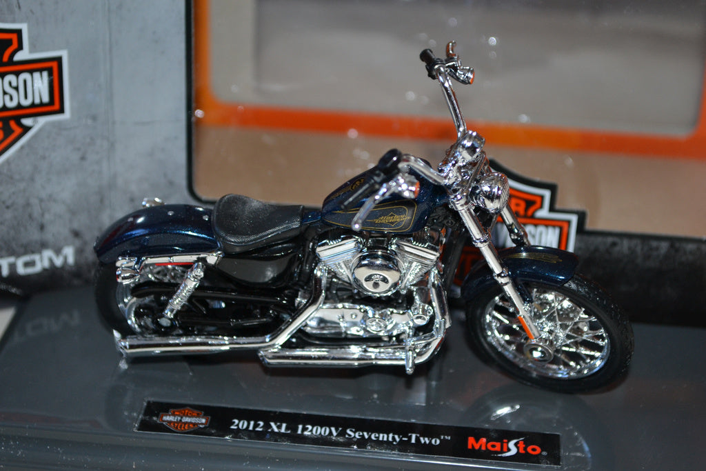 Blå 2012 XL 1200 Seventy-Two Harley Davidson 1:18 Maisto Ny
