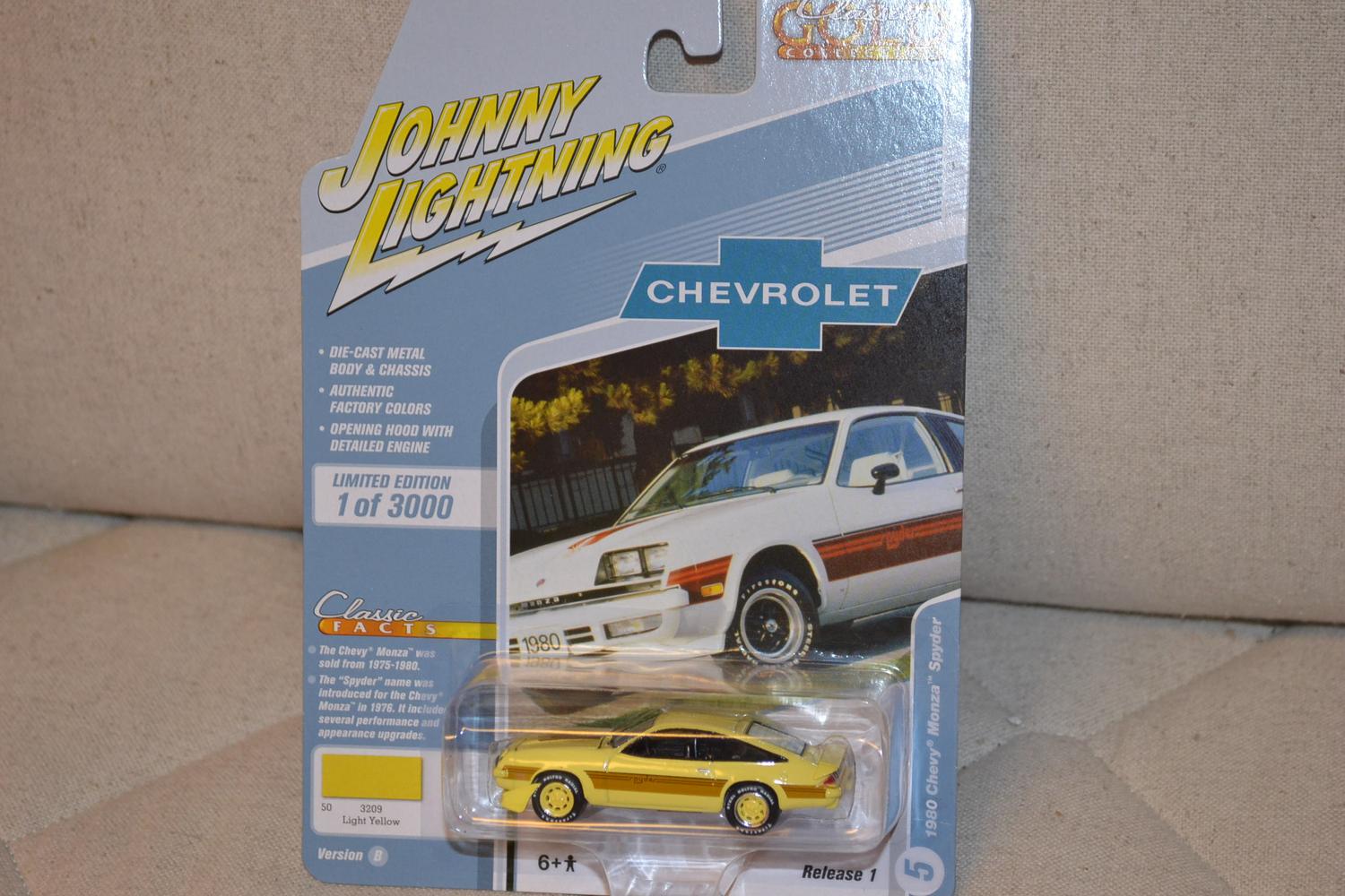 1980 Chevy Monza Spyder Gul 1:64 Johnny Lightning (Classic Gold 24B) 7cm Ny