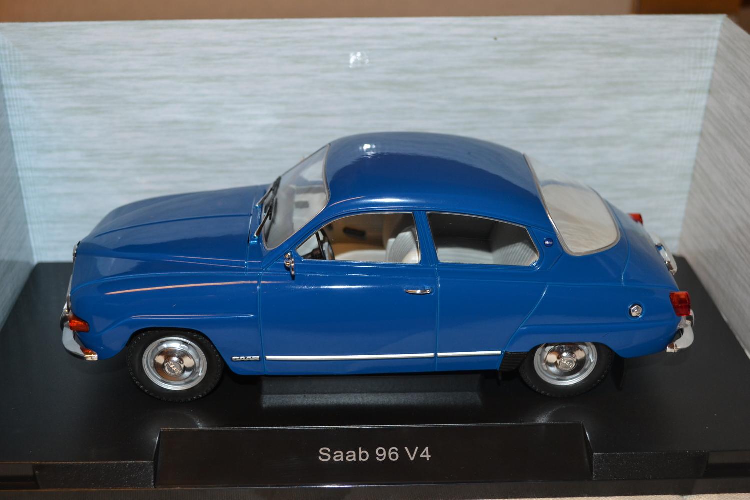Saab 96 V4 fr. 1973 BLÅ 1:18 MCG Model Car Group 23cm Ny