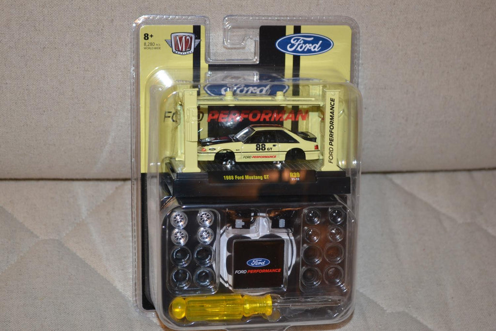 1988 Ford Mustang GT 1:64 M2 Machines Modelkit 39 (Skruvmejsel/Tillbehör) 7cm Ny