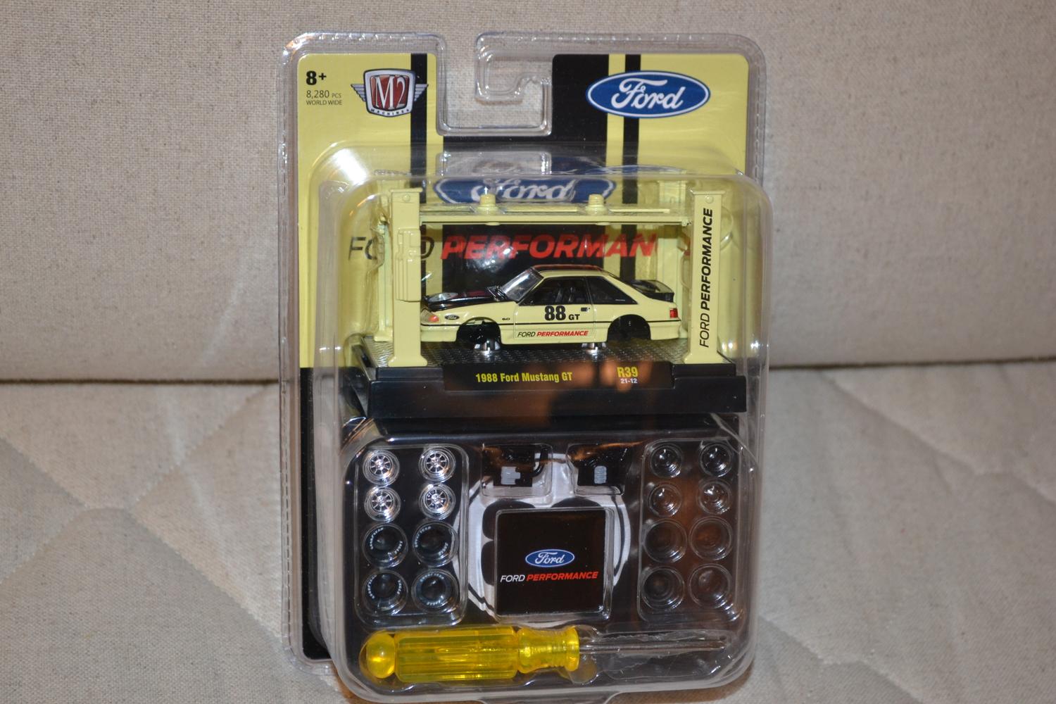 1988 Ford Mustang GT 1:64 M2 Machines Modelkit 39 (Skruvmejsel/Tillbehör) 7cm Ny