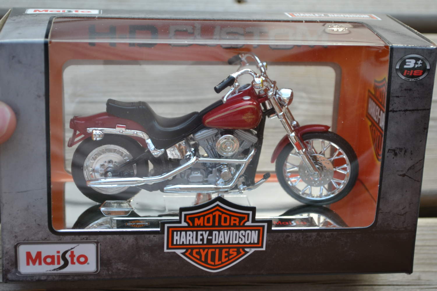 1984 FXST Softail Vinröd Harley Davidson 1:18 Maisto (Series 35) Ny