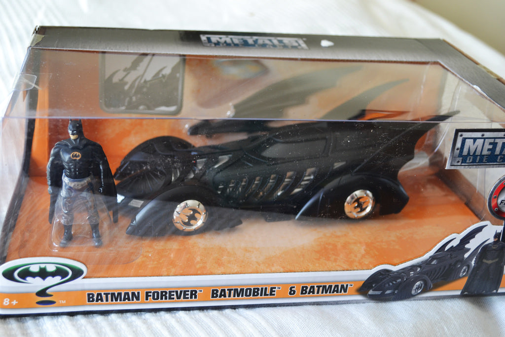 1995 Batmobile Batman Forever DC m. Batman Figur 1:24 Jada N