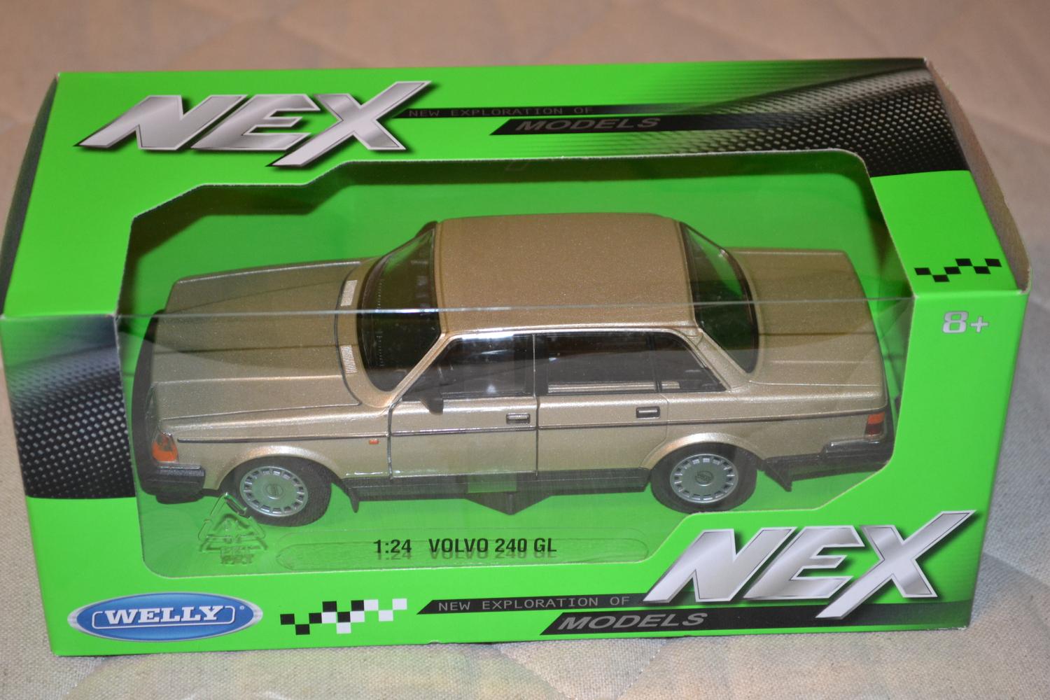 Volvo 240 GL Guld 1:24 Welly 19cm (Öppningsbara delar) Ny